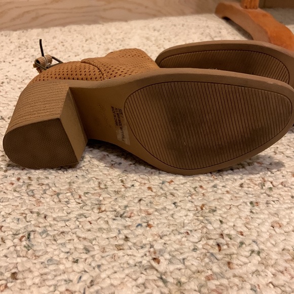 Qupid tan booties with buckle - Picture 4 of 9